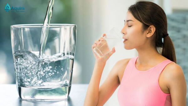 So sánh chi tiết lọc tổng gia đình và máy lọc uống trực tiếp về phạm vi sử dụng, hiệu quả lọc, chi phí, tiện lợi và khả năng đầu tư lâu dài.