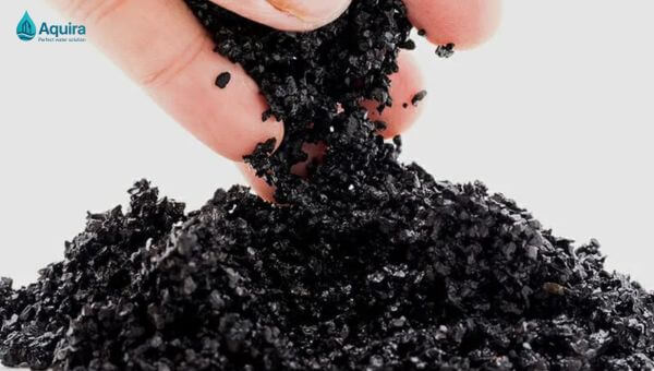 Than hoạt tính là carbon đã được hoạt hóa, tạo diện tích bề mặt cực lớn, giúp hấp phụ hóa chất hòa tan, mùi, và các chất ô nhiễm trong nước, không khí.