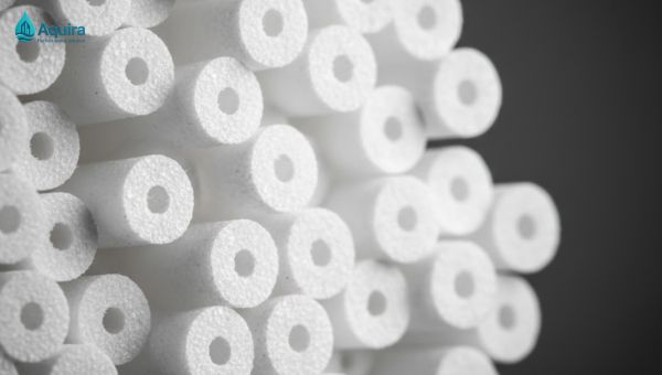 Màng lọc UF sử dụng cơ chế siêu lọc với kích thước lỗ siêu nhỏ, giúp loại bỏ vi khuẩn, cặn lơ lửng và tạp chất mà vẫn giữ lại khoáng tự nhiên trong nước.