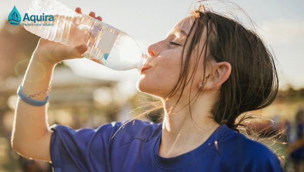 Lý do câu hỏi nước sau lọc tổng có uống được không luôn gây tranh cãi giữa tiêu chuẩn nước sinh hoạt và nước uống trực tiếp.