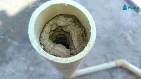 cặn bẩn trong đường ống tích tụ lâu dài có thể dẫn đến nghẹt, nước không còn đạt chuẩn nữa