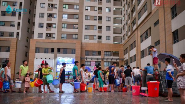 Nước sinh hoạt tại chung cư thường chịu ảnh hưởng từ đường ống cũ, bể chứa trung gian và clo dư, khiến chất lượng nước không đồng đều giữa các tầng và căn hộ.