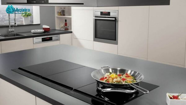 Khu vực bếp cần thiết bị phù hợp công suất và nguồn nước ổn định để đảm bảo nấu nướng an toàn, hạn chế bám cặn và kéo dài tuổi thọ đồ gia dụng.