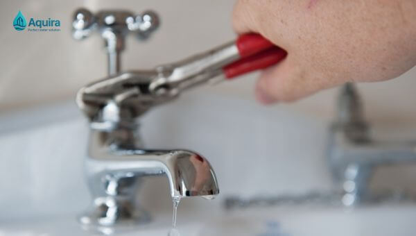 Các dấu hiệu thường gặp gồm sen vòi bám cặn, tia nước yếu, máy giặt hoạt động kém ổn định và bình nóng lạnh nhanh giảm tuổi thọ.