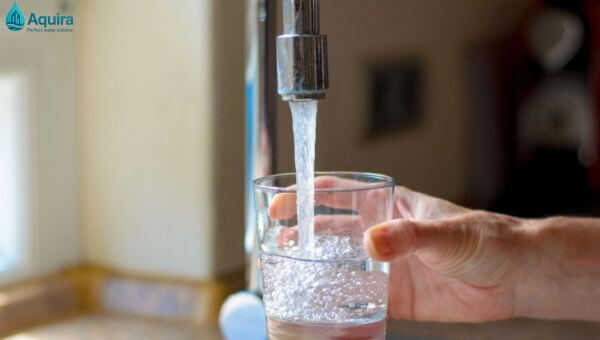 Chuẩn kỹ thuật tập trung vào ngưỡng an toàn, trong khi trải nghiệm sử dụng phản ánh cảm nhận thực tế như mùi, cặn, độ dễ chịu khi tắm rửa.