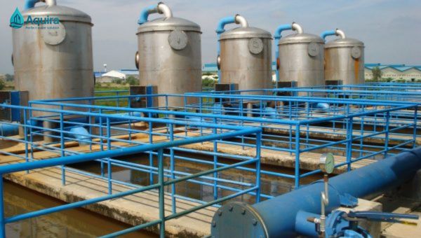 Nước sinh hoạt được dẫn từ nguồn đô thị vào bể chứa trung tâm, sau đó phân phối qua hệ thống bơm và đường ống đến từng tầng trong tòa nhà.