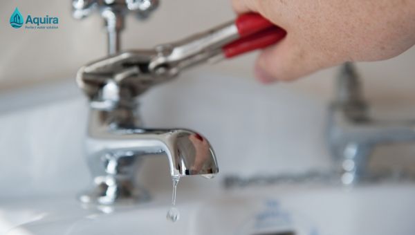 Nguồn nước sinh hoạt có thể thay đổi chất lượng sau khi dẫn qua hệ thống ống, khiến việc xử lý nước toàn diện trở nên cần thiết dù không gian sống hạn chế.